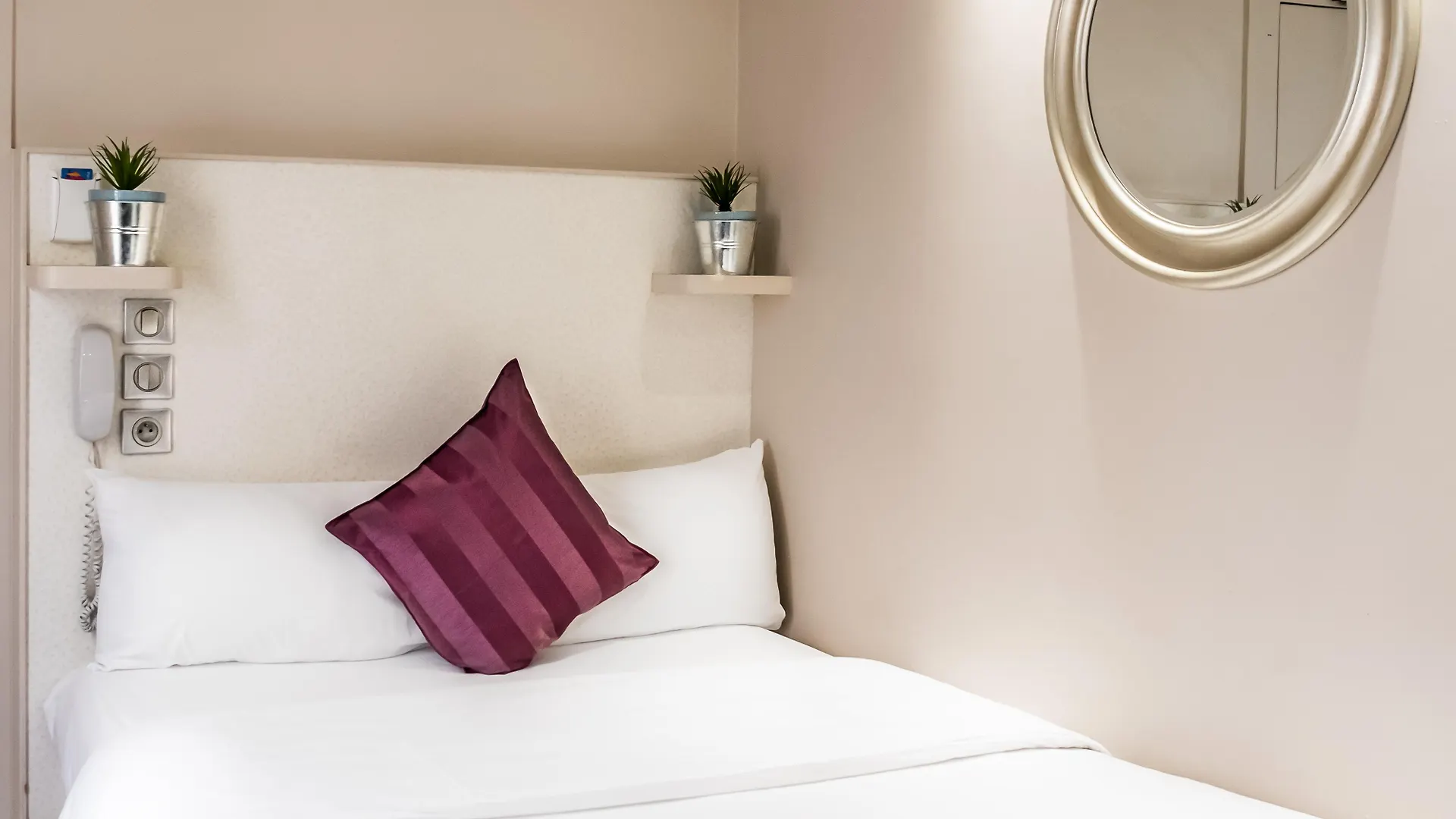 ***  Hotel Nation Montmartre Paris France